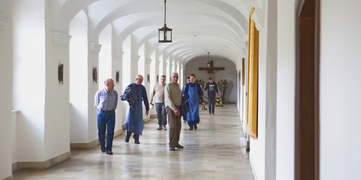 Männergruppe im Kreuzgang Kloster Beuron